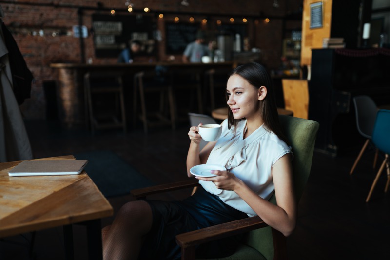 店内でくつろぐ女性